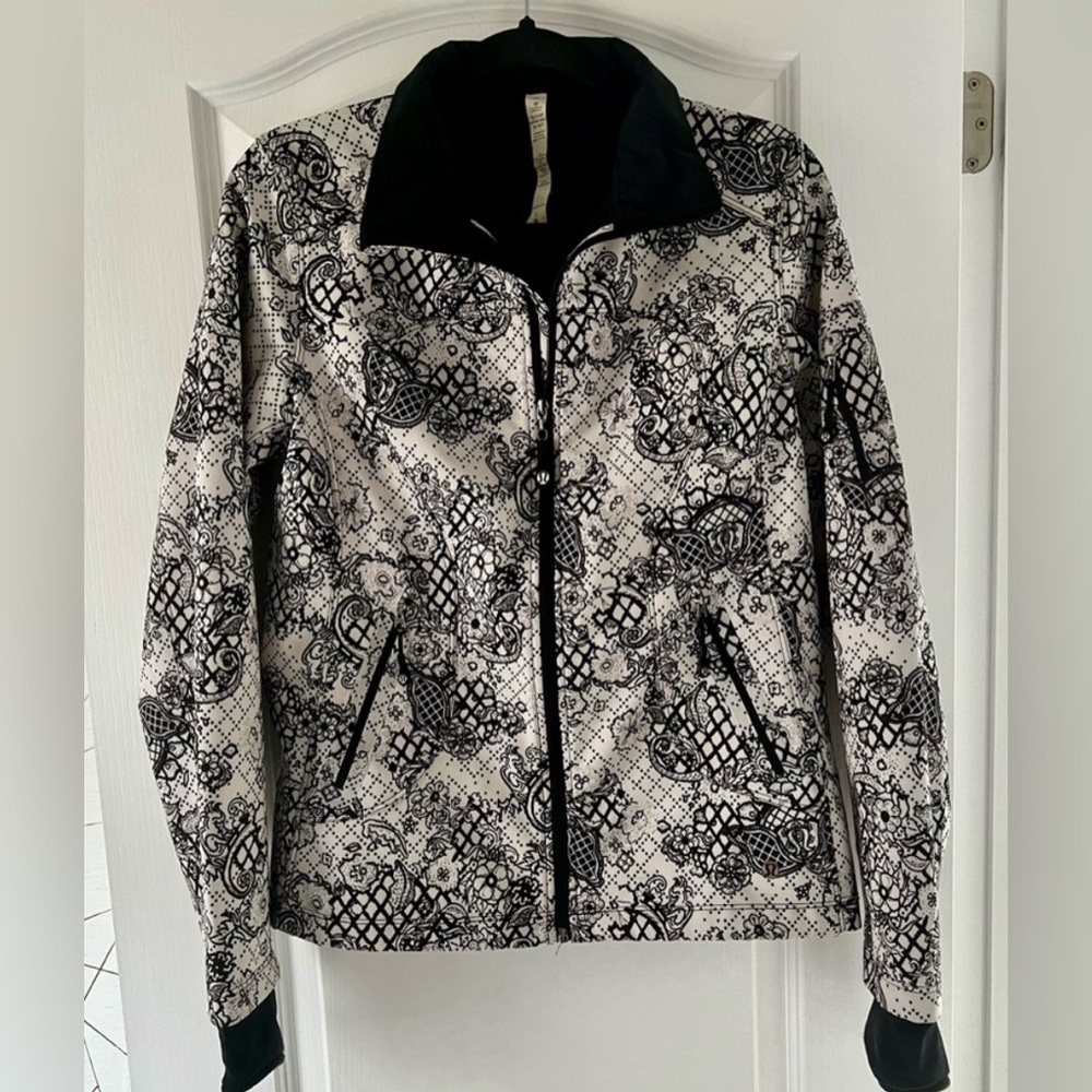 Limited adition Black and White Patterned Lululemon jacket size 10 new condition